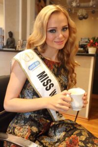 miss-intercontinental-2013-ekaterina-plekhova-bei-pophair-063-200x300