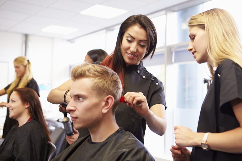 Probearbeiten im Salon: Für den Friseurberuf begeistern
