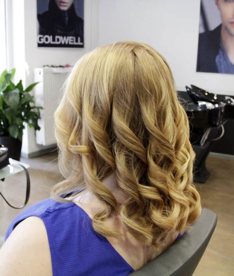 steffis-haar-glaenzt-in-einem-mix-aus-platin-und-aschblond
