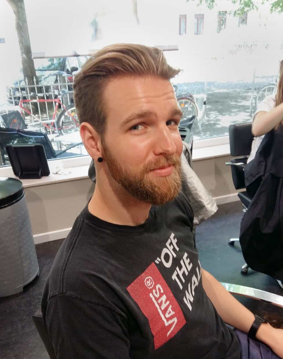 Junger Mann mit neuer kurzer Frisur - POPHAIR