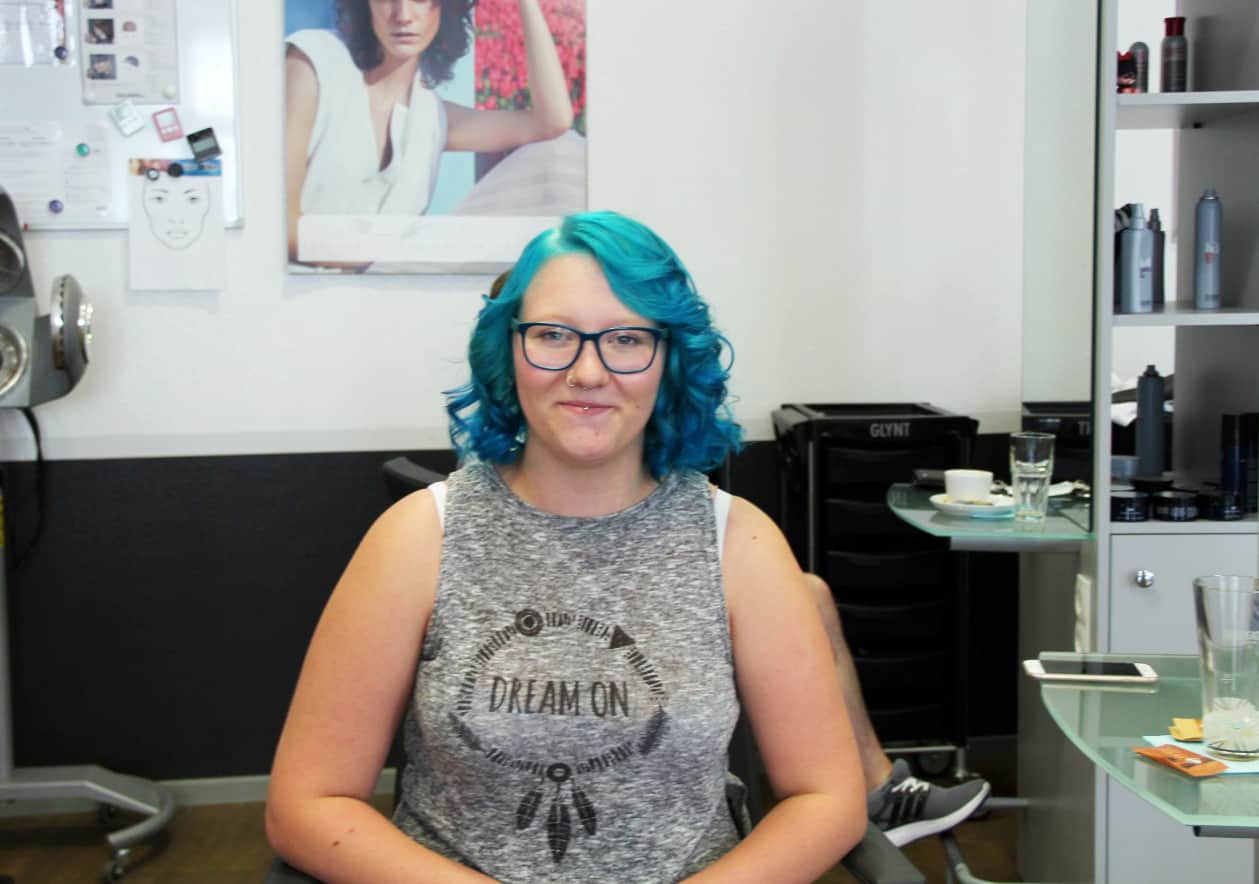 Franzi-aus-Aschersleben-freut-sich-über-ihre-neue-Haarfarbe