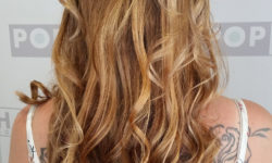 Julia begeistert alte Schulhof-Freundin mit blondem Balayage