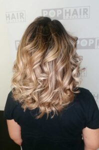 Helles-Balayage-mit-Wellen-198x300