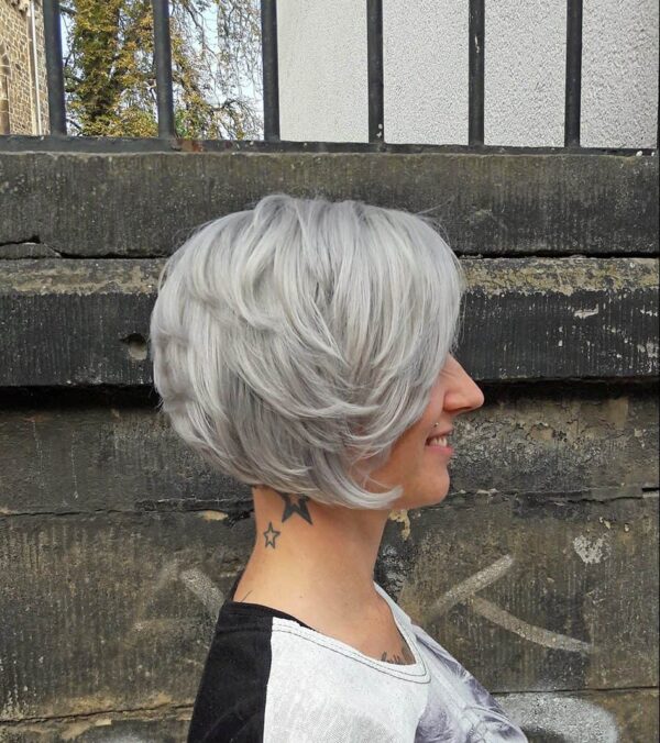Grau-gefärbtes-Haar-und-ausgeflippte-Frisur-1-e1536920562818-600x676 Aktuelles Grau-gefärbtes-Haar-und-ausgeflippte-Frisur-1-e1536920562818-600x676
