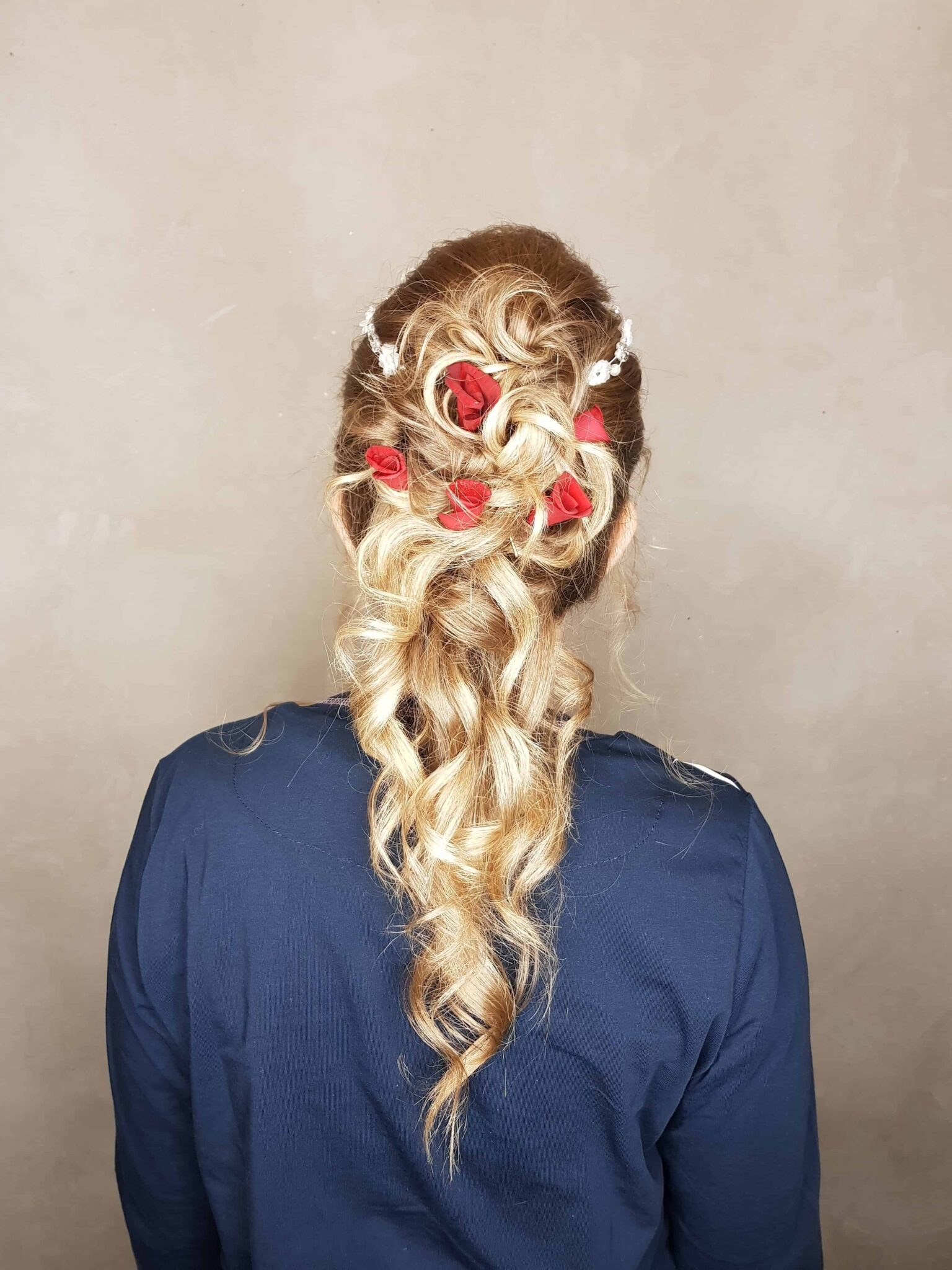 hochzeitsfrisur-mit-echten-blumen-und-haarschmuck