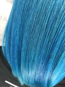 Blaue-Haare-aus-der-Nähe-225x300