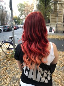 Herbstliche-Farben-im-Haar-225x300