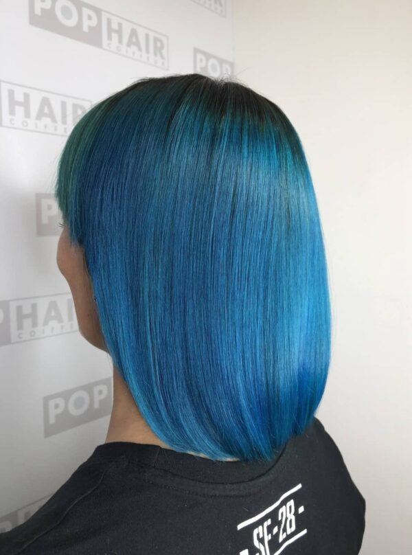 Blaues Haar im Sleek Look und Undercut