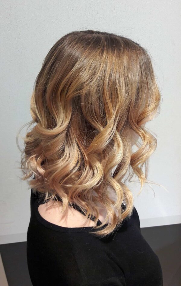 Long-Bob-mit-Locken-600x949 Aktuelles Long-Bob-mit-Locken-600x949