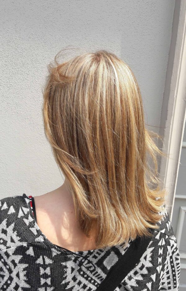 Sommerliches-Blond-mit-Strähnen-600x937 Aktuelles Sommerliches-Blond-mit-Strähnen-600x937
