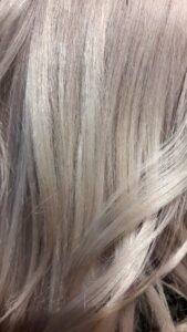Silber-graues-Haar-gefärbt-169x300