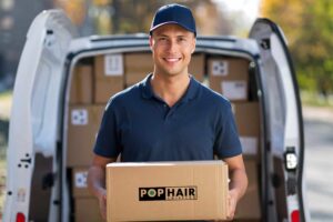 postbote-mit-pophair-paket