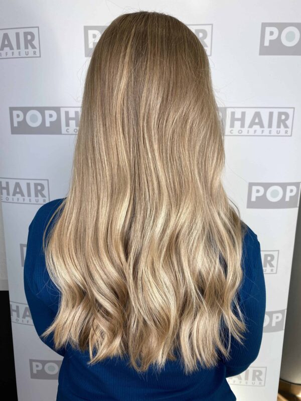 Schöne Wellen in cremigem Sandblond