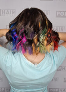 Regenbogenfarben-im-Haar-217x300