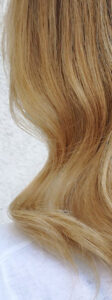 Damenfrisur-mit-gleichmaessigem-Blond-2-112x300