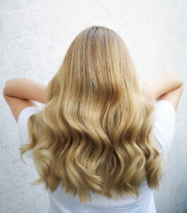Damenfrisur-mit-gleichmaessigem-Blond-3-e1628258928783-264x300