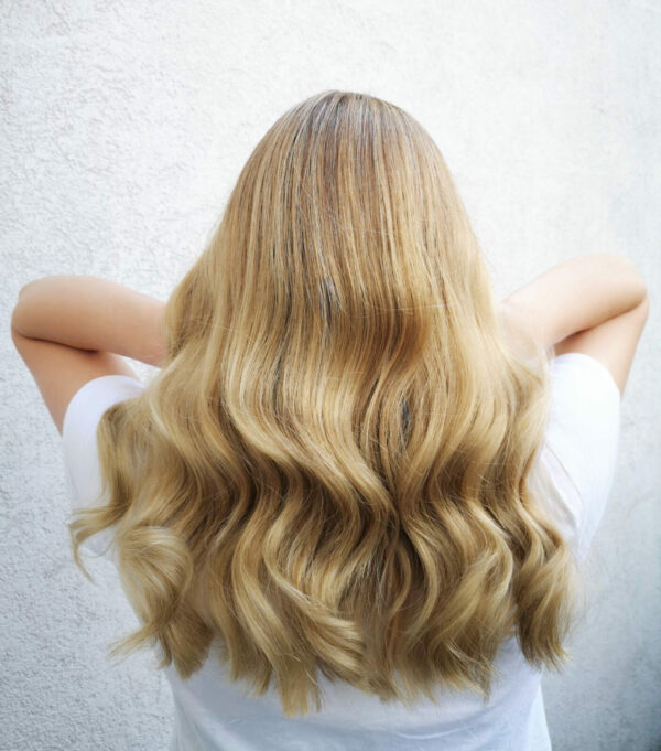 Gleichmäßiges Blond statt drei unterschiedliche Farben